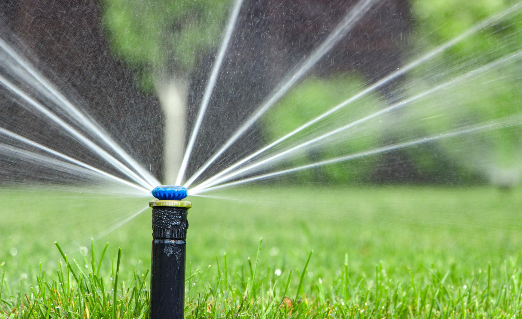 Irrigation sprinkler head providing lawn coverage in a residential strata landscape